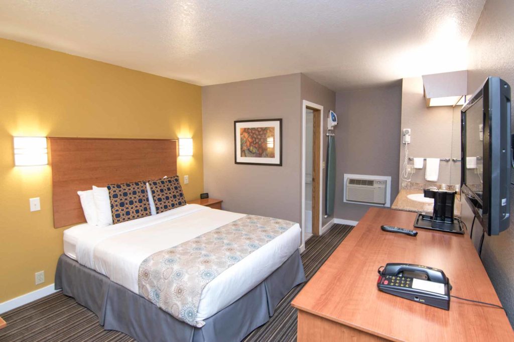Nordic Inn & Suites quality queen room in Portland, Oregon.